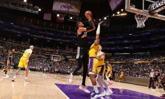 趁他病要他命！文班战残阵湖人半场狂砍37分 17投12中